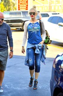 Gwen Stefani feet photo thumbnail