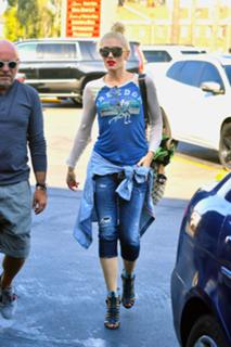 Gwen Stefani feet photo thumbnail
