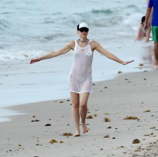 Gwen Stefani feet photo thumbnail