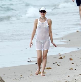 Gwen Stefani feet photo thumbnail