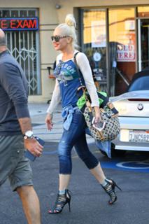 Gwen Stefani feet photo thumbnail