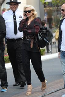 Gwen Stefani feet photo thumbnail