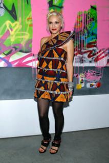 Gwen Stefani feet photo thumbnail