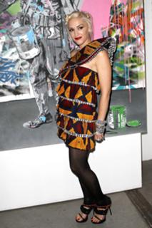 Gwen Stefani feet photo thumbnail