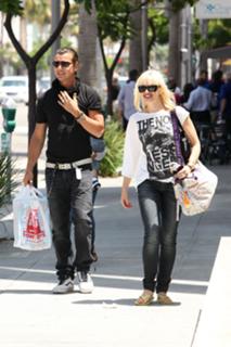 Gwen Stefani feet photo thumbnail