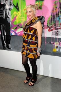 Gwen Stefani feet photo thumbnail