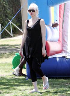 Gwen Stefani feet photo thumbnail