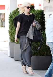 Gwen Stefani feet photo thumbnail