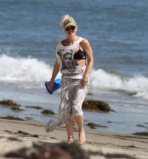 Gwen Stefani feet photo thumbnail