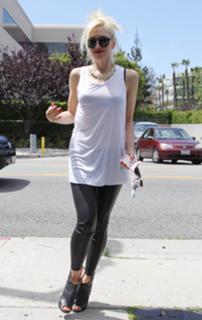 Gwen Stefani feet photo thumbnail