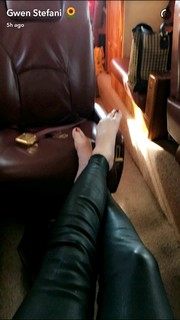 Gwen Stefani feet photo thumbnail