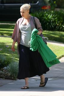 Gwen Stefani feet photo thumbnail