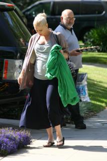 Gwen Stefani feet photo thumbnail