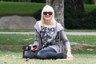Gwen Stefani feet photo thumbnail