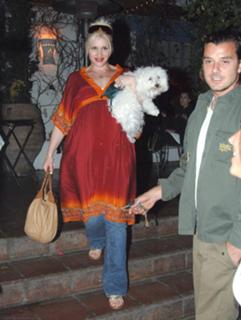 Gwen Stefani feet photo thumbnail