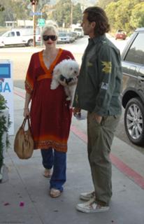 Gwen Stefani feet photo thumbnail