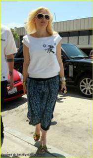 Gwen Stefani feet photo thumbnail