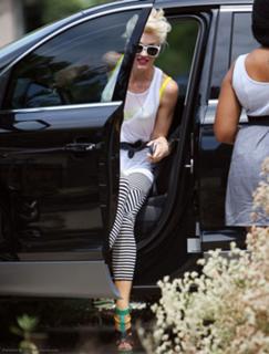 Gwen Stefani feet photo thumbnail