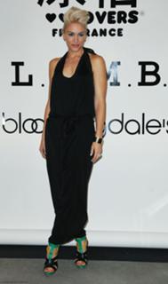 Gwen Stefani feet photo thumbnail