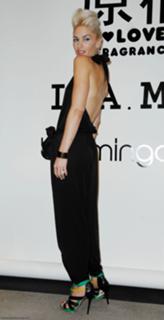 Gwen Stefani feet photo thumbnail