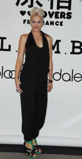 Gwen Stefani feet photo thumbnail