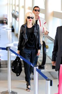Gwen Stefani feet photo thumbnail