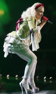 Gwen Stefani feet photo thumbnail