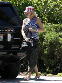 Gwen Stefani feet photo thumbnail