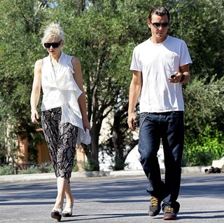 Gwen Stefani feet photo thumbnail