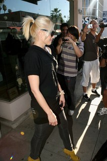 Gwen Stefani feet photo thumbnail