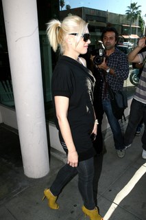 Gwen Stefani feet photo thumbnail