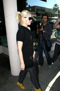 Gwen Stefani feet photo thumbnail