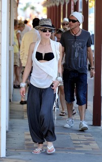 Gwen Stefani feet photo thumbnail