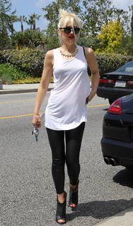 Gwen Stefani feet photo thumbnail