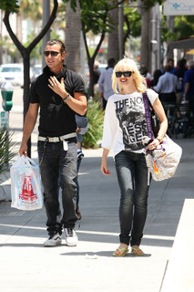 Gwen Stefani feet photo thumbnail