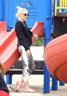 Gwen Stefani feet photo thumbnail