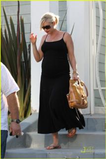 Gwen Stefani feet photo thumbnail