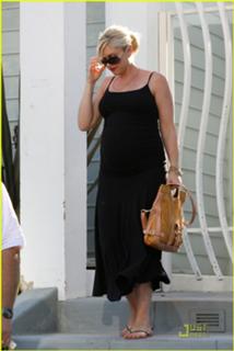 Gwen Stefani feet photo thumbnail