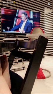 Gwen Stefani feet photo thumbnail