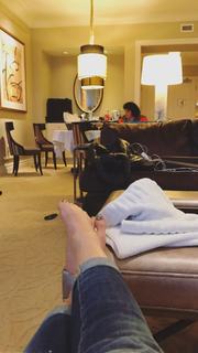 Gwen Stefani feet photo thumbnail