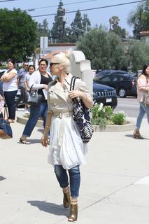 Gwen Stefani feet photo thumbnail