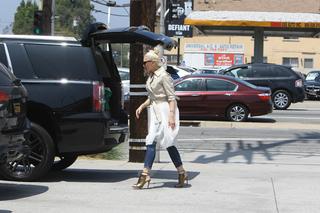 Gwen Stefani feet photo thumbnail