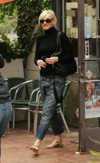 Gwen Stefani feet photo thumbnail