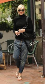 Gwen Stefani feet photo thumbnail