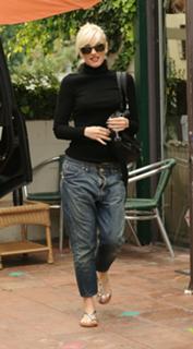 Gwen Stefani feet photo thumbnail