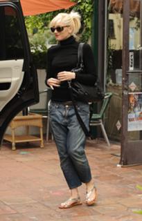 Gwen Stefani feet photo thumbnail