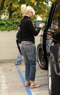 Gwen Stefani feet photo thumbnail