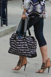 Gwen Stefani feet photo thumbnail