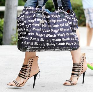 Gwen Stefani feet photo thumbnail