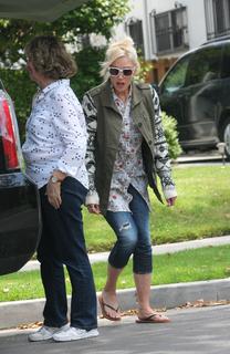 Gwen Stefani feet photo thumbnail